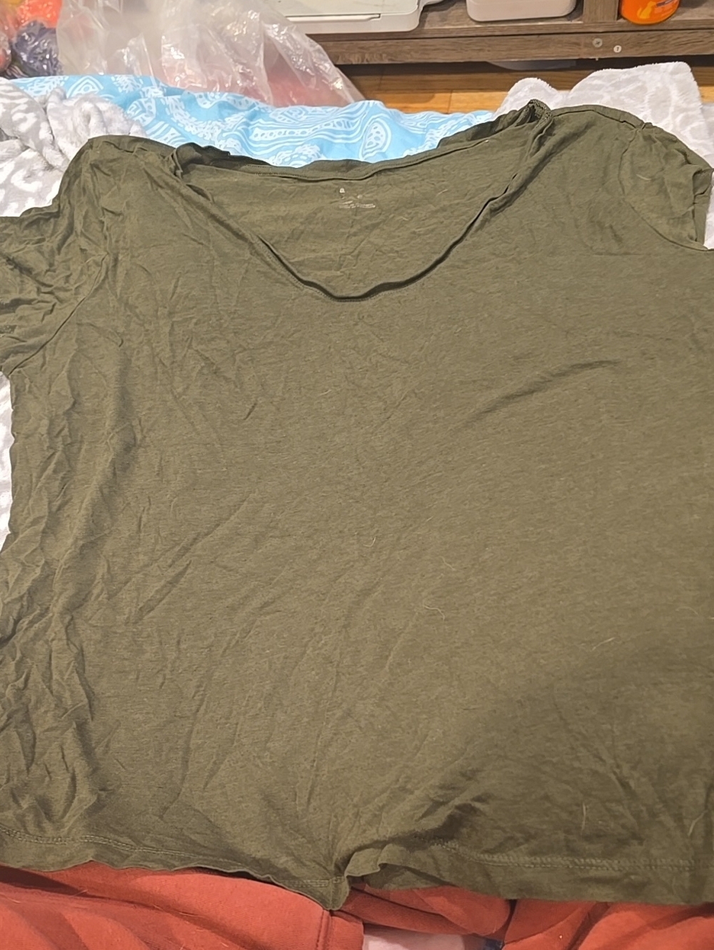 ❤️10/$30 Like New Soft Olive V Neck